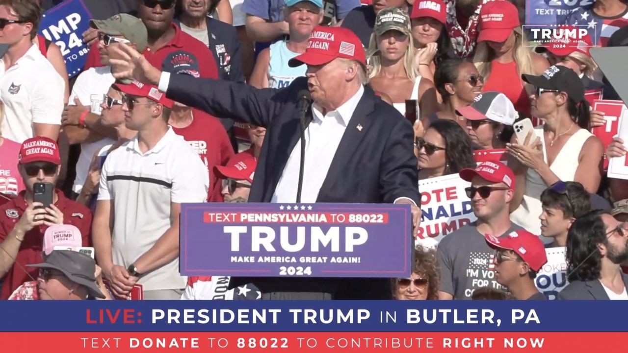Donald Trump'a yönelik saldırı anı böyle görüntülendi! İşte saniye saniye suikast girişimi - Resim: 1