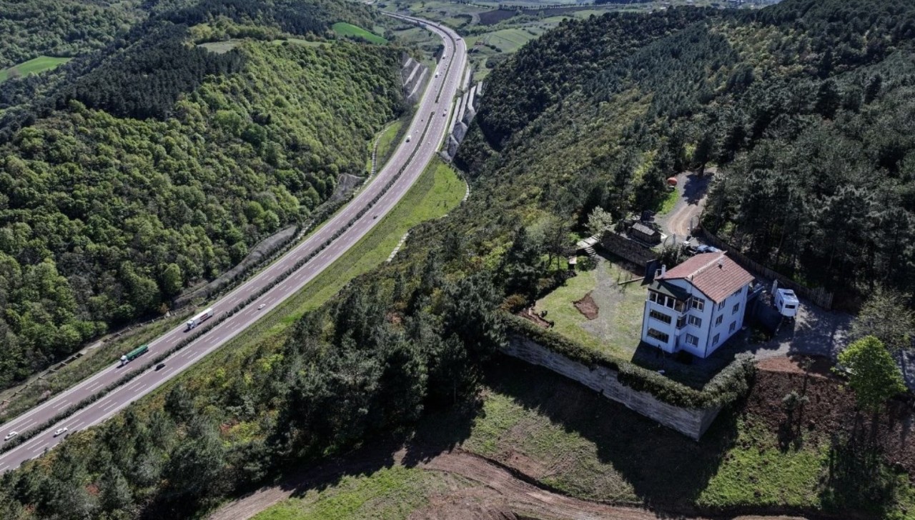 Milyonlarca insanın dikkatini çeken 'yalnız ev' satışa çıkarıldı - Resim: 1