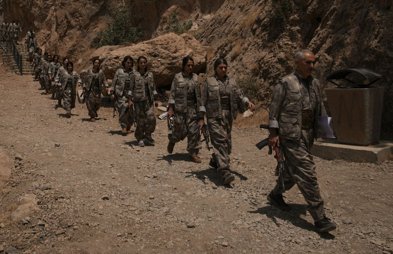 Türkiye'de tarihi gün! PKK silahlarını böyle yaktı: İşte o görüntüler... - Resim: 17