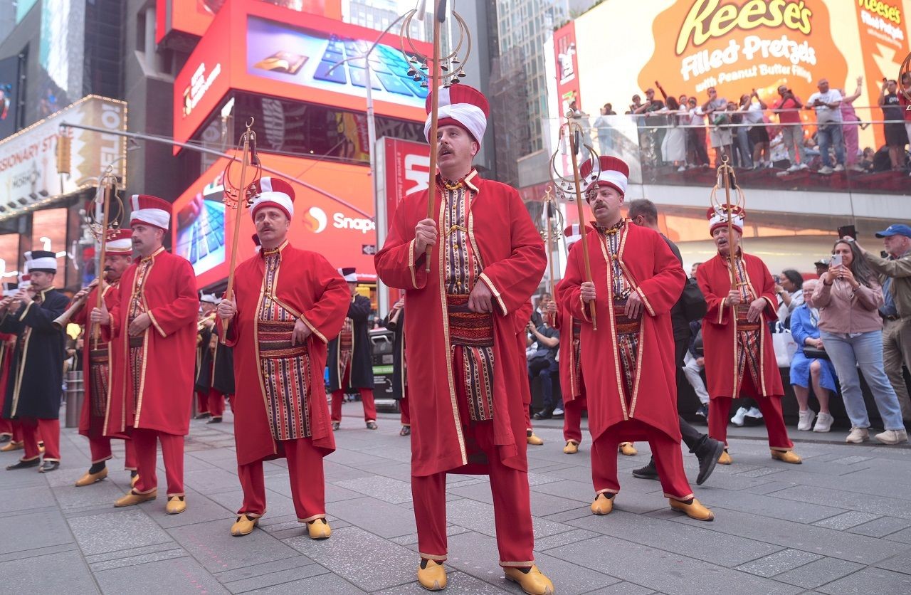 Times Meydanı, mehteran gösterisine sahne oldu! 19 Mayıs böyle kutlandı - Resim: 2