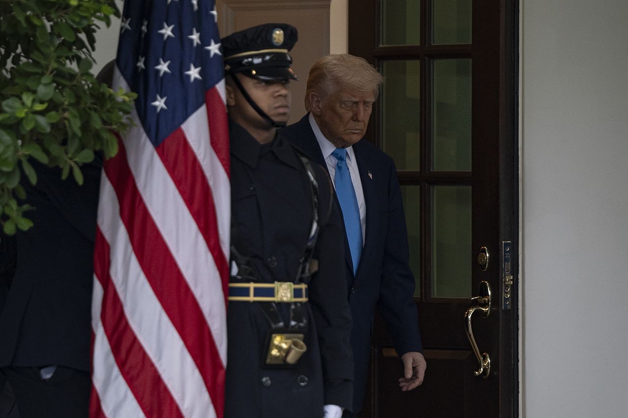 ABD Başkanı Donald Trump'ı bekleyen asker yere yığıldı - Resim: 1
