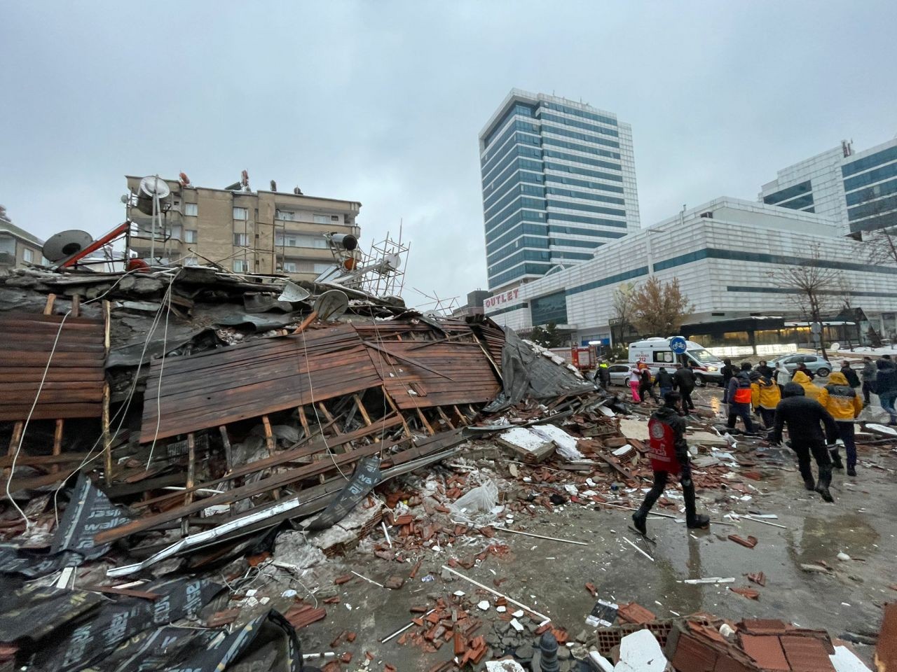Kahramanmaraş depremini son dakika olarak duyurdular: Dünya medyasından deprem manşetleri - Resim: 3