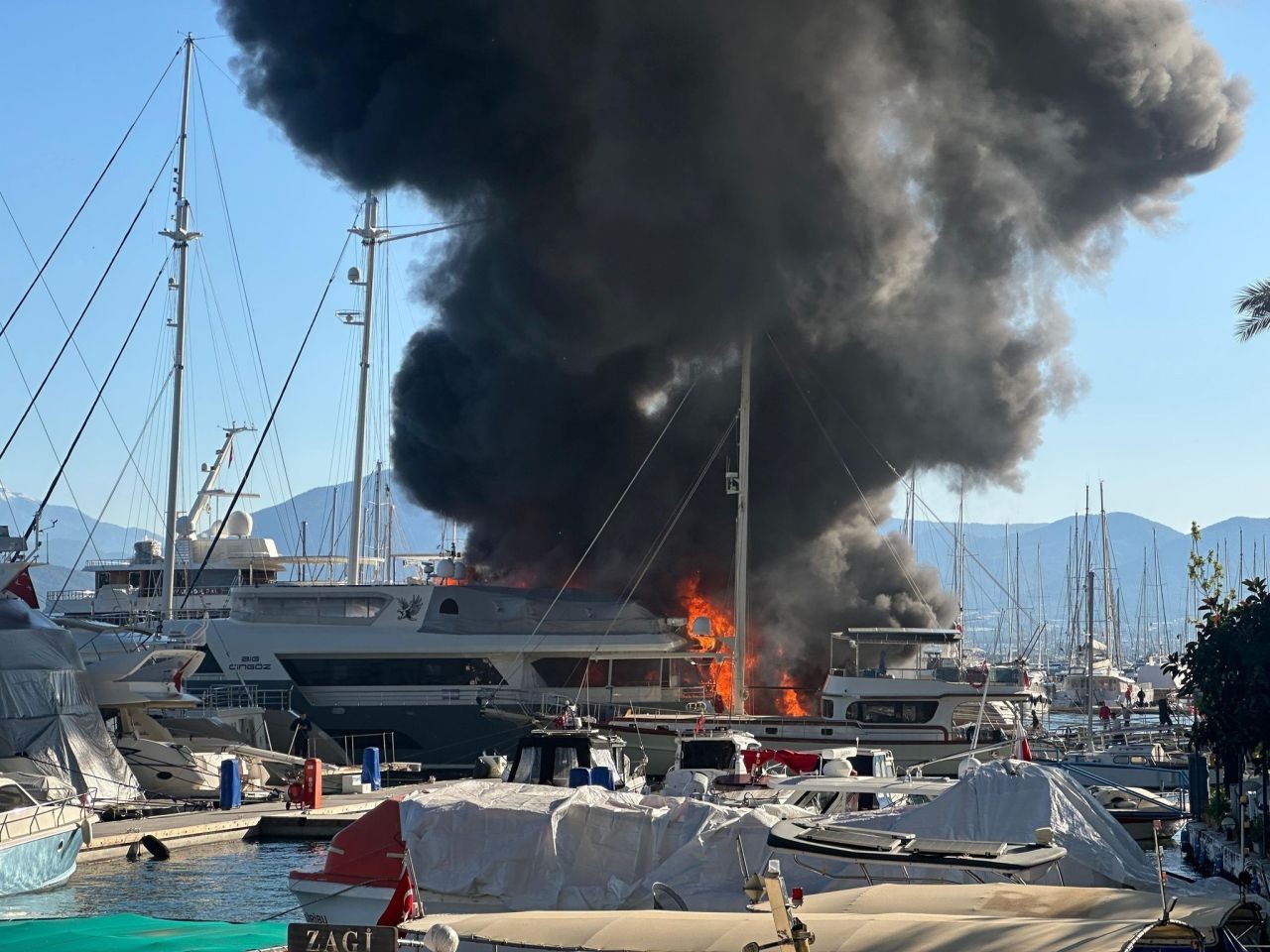 Muğla Fethiye'de marinada yangın! Tekneler alevlere teslim - Resim: 1