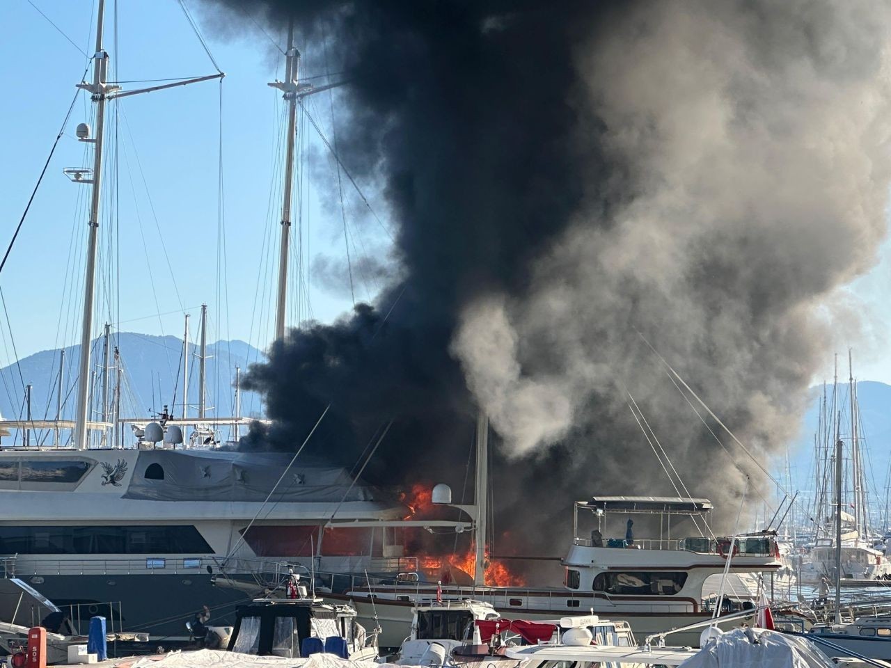 Muğla Fethiye'de marinada yangın! Tekneler alevlere teslim - Resim: 2