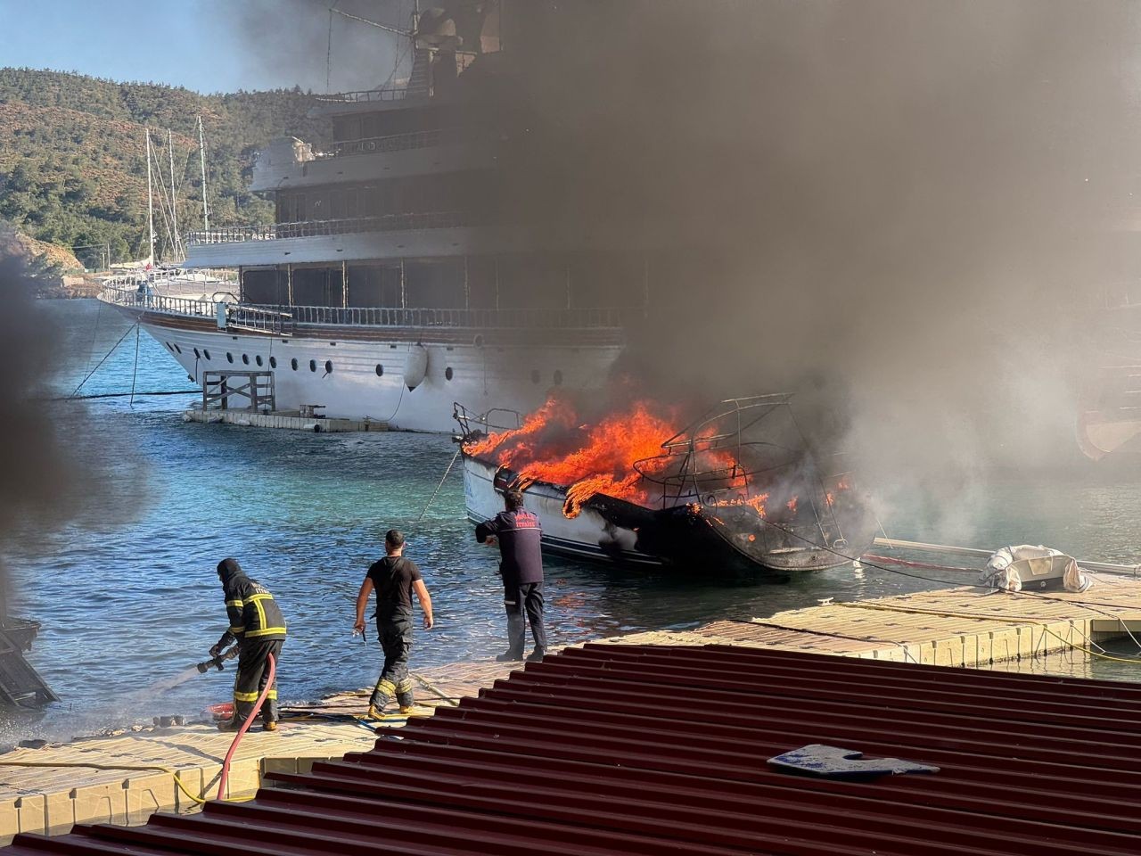 Muğla Fethiye'de marinada yangın! Tekneler alevlere teslim - Resim: 3