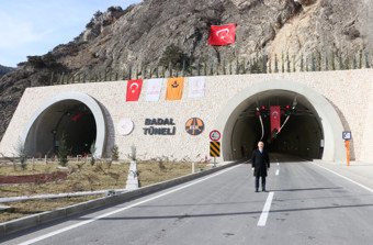 Batıyı Doğuya bağlayan Badal Tüneli açıldı - Resim : 1