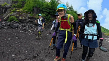 102 yaşında Fuji Dağı'nın zirvesine tırmanıp rekor kırdı