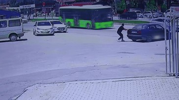 El frenini çekmeyi unuttu, otomobili otobüse çarptı!