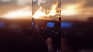 Hatay'daki yangında itfaiye aracı alevlerin ortasında kaldı! O anlar kamerada