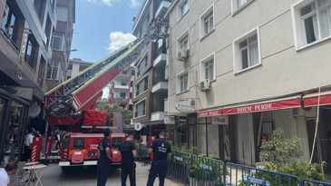 Küçükçekmece'de 5 katlı bina aniden çöktü! O anlar güvenlik kamerasına yansıdı
