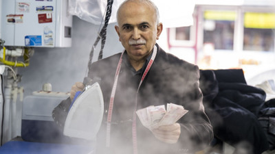 Yarım asırlık terzi paralarını ütüleyerek dezenfekte ediyor