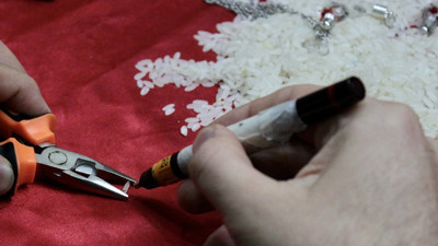 İzlediği haberden etkilendi, pirinç tanelerinin her birini yazıyla işliyor