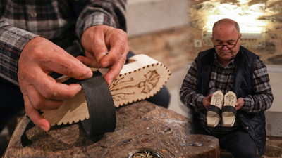 Tire'nin unutulmaya yüz tutan mesleği nalıncılık emekli ayakkabı ustası ile yaşıyor