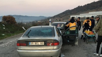 Balıkesir'de iki otomobil çarpıştı: 1 ölü, 3 yaralı