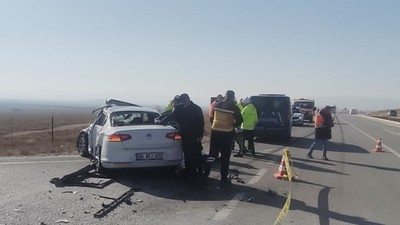 Tır ile otomobil çarpıştı: 2 ölü
