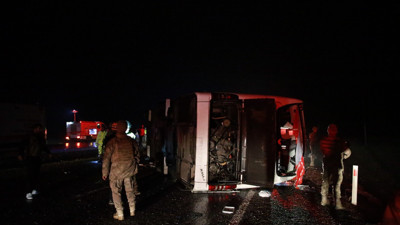 Yolcu otobüsü devrildi: 5 ölü, 22 yaralı