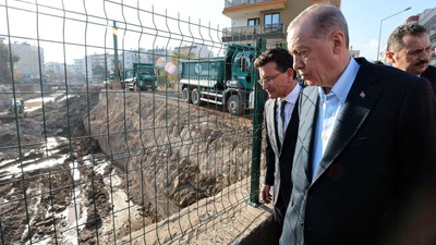 Cumhurbaşkanı Erdoğan, selde zarar gören Kumluca'da