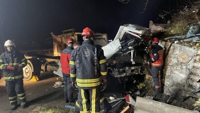 Kamyon istinat duvarına çarptı: 2 yaralı