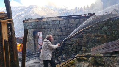 Rize'de yangın: 2 ev, 1 otomobil zarar gördü