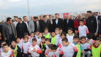 AK Parti'li Dağ, futbol sahasının açılışını yaptı