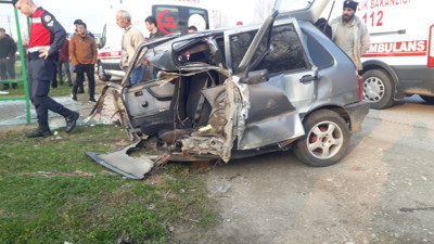 Sakarya'da durağa çarpan araç ikiye bölündü