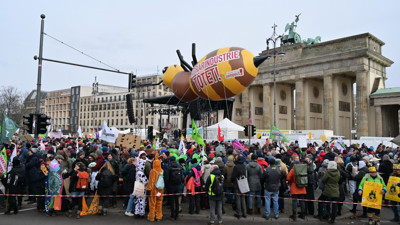Almanya’da çiftçiler gösteri yaptı