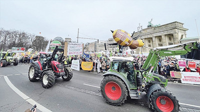 Almanya’da çiftçiler, tarım politikasının adil olması için gösteri yaptı
