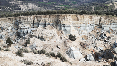 Gerçekten inanılmaz! Hatay'da deprem sonrası 400 metrelik yarık oluştu