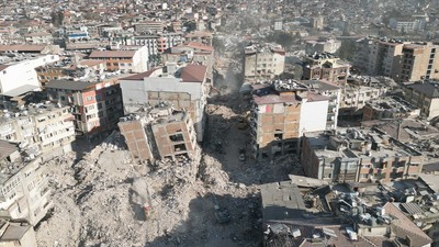 Enkazlar boş maden çukuruna