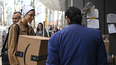 Bella Hadid depremzedeler için Türkevi'ne yardım kutuları getirdi