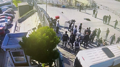 İstanbul Adliyesi önündeki meydanda silahla ateş açıldı