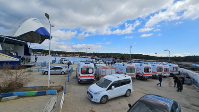 Düzensiz göçmenleri taşıyan lastik bot battı