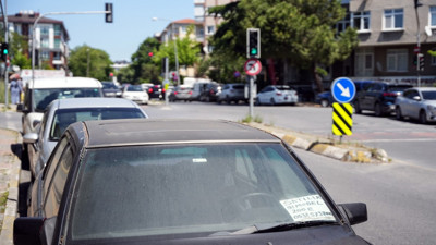Aracını internette satamayan 'geleneksel'e başvurdu: İkinci el otoda cam ilan dönemi geri döndü