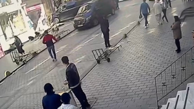 Fatih'te kontrolden çıkan minibüs aydınlatma direğine çarptı