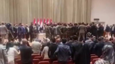 Mecliste kavga çıktı: Vekiller birbirine girdi