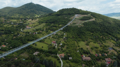 Macaristan'daki dünyanın en uzun yaya asma köprüsü görenleri hayrete düşürüyor