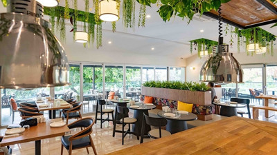 Tatil beldelerinde otellerden sonra masalar da boş kaldı