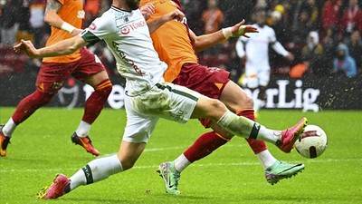 GS'li futbolcunun golü UEFA Avrupa Ligi'nde sezonun en iyisi seçildi