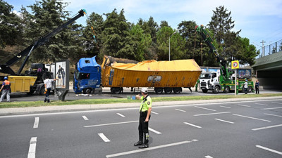 Bakırk&ouml;y'de tır İETT otob&uuml;s&uuml;n&uuml;n &uuml;st&uuml;ne devrildi, altı kişi yaralandı