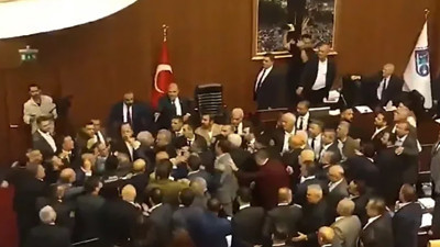 Yumruklar havada uçuştu: ABB Meclisinde Ebru Gündeş konseri kavgası