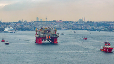 İstanbul Boğazı'ndan geçen dev petrol platformu görenleri hayrete düşürdü