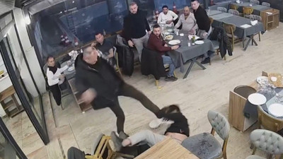 CHP'li Belediye Meclis Üyesi Hasan Bayram Burhaniye’de gazeteci Hakan Sataroğlu'nu öldüresiye dövdü