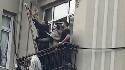 Muhalifler Suriye Konsolosluğu binasında: Suriye bayrağını indirildi