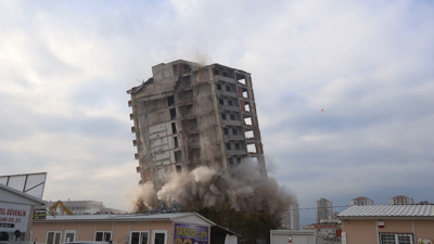 Hatay'da 14 katlı bina yıkıldı, vatandaşlar 'Deprem gibi sarstı, 6 Şubat'a döndük' dedi