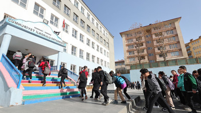 Okullarda ikinci ara tatil sonrası ilk ders zili çaldı