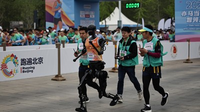 Robotlar ilk kez insanlarla maraton koştu!