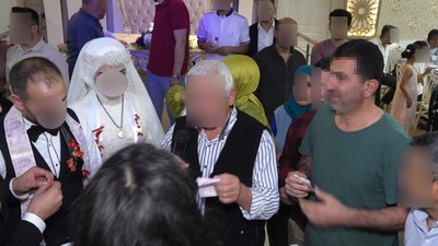 Davetlilerden para dolu zarfı aldı boş zarfı bıraktı! Davetsiz gittiği düğünden 100 bin TL çaldı