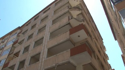 Deprem nedeniyle Bahçelievler'de balkon çöktü: 1 yaralı
