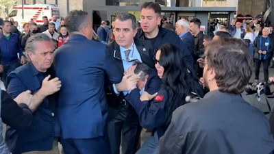 CHP lideri Özgür Özel AKM çıkışında saldırıya uğradı!
