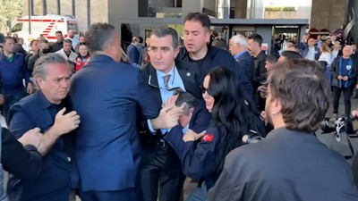 Anma töreni çıkışında CHP Lideri Özgür Özel’e yumruklu saldırı